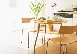 テーブルの上を彩るオシャレなライト